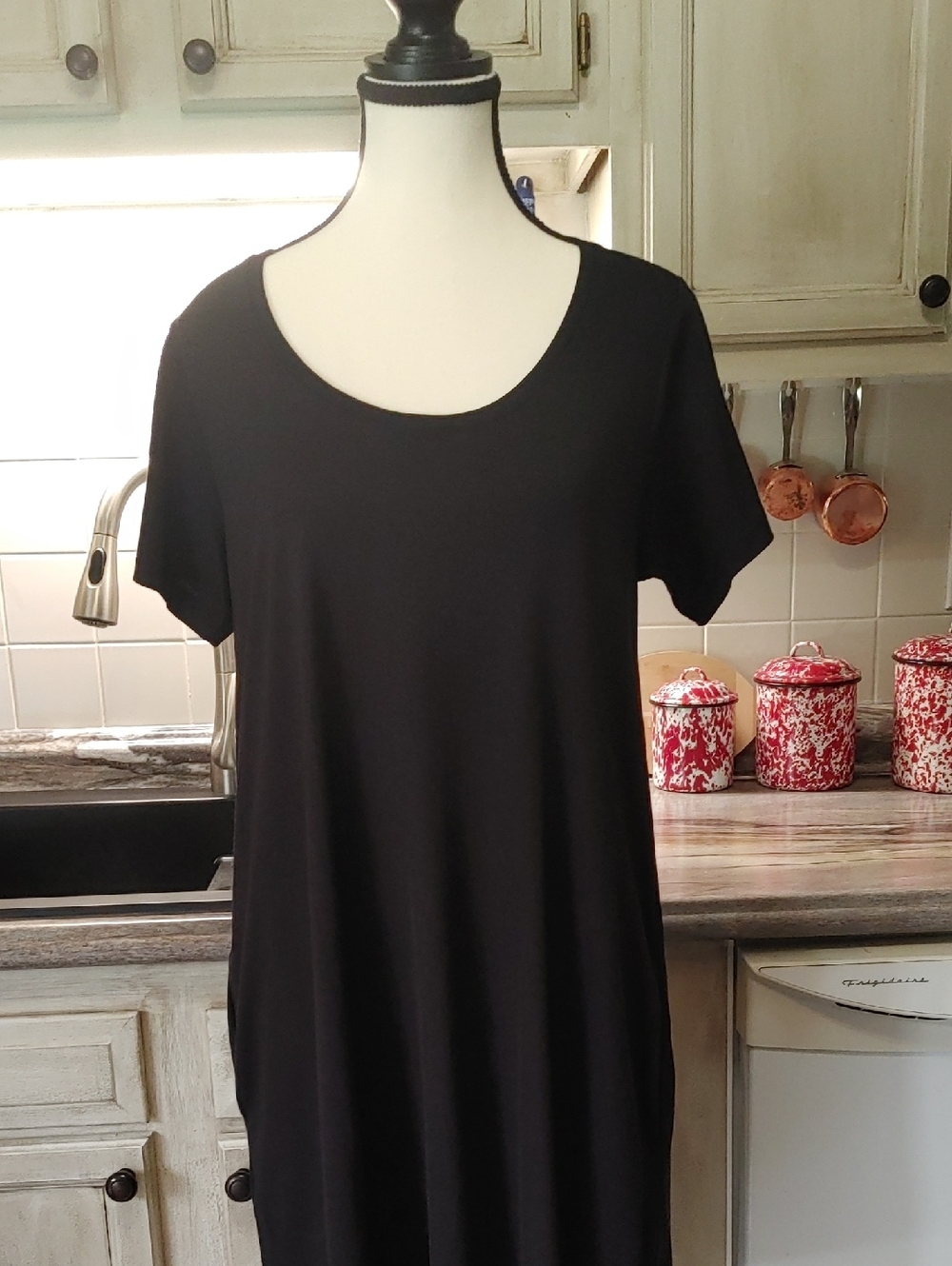 Women's Black Scoop Neck Midi Dress - Classic Short Sleeve